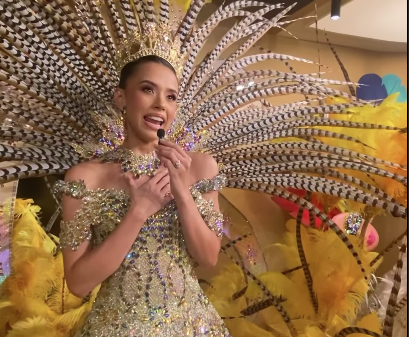 La soberana del Carnaval de Barranquilla 2023 Natalia De Castro González volvió a lucir la creación ‘Entre Palmeras’ al entregarla al escenario cultural.